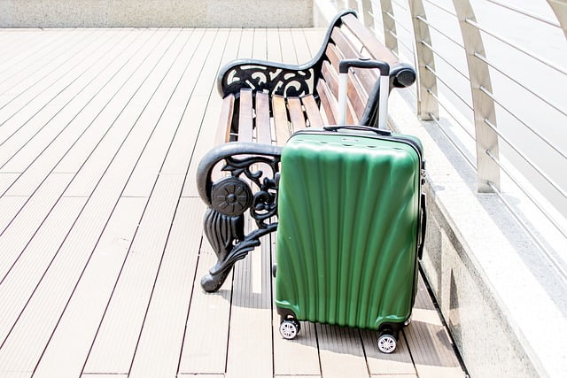 Wygodne podróżowanie: Walizki na kółkach a walizki typu plecak