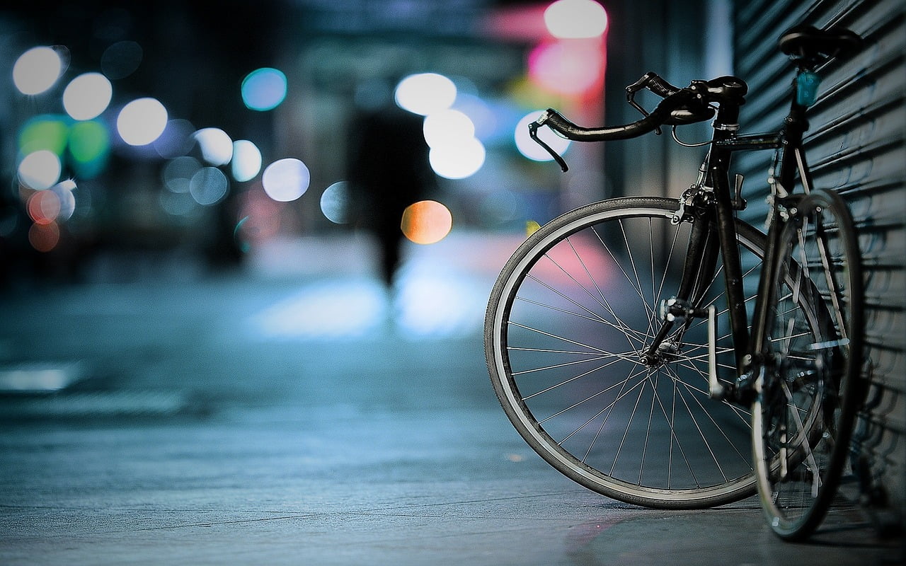 Podróże rowerowe: Walizki na kółkach vs. specjalne torby rowerowe